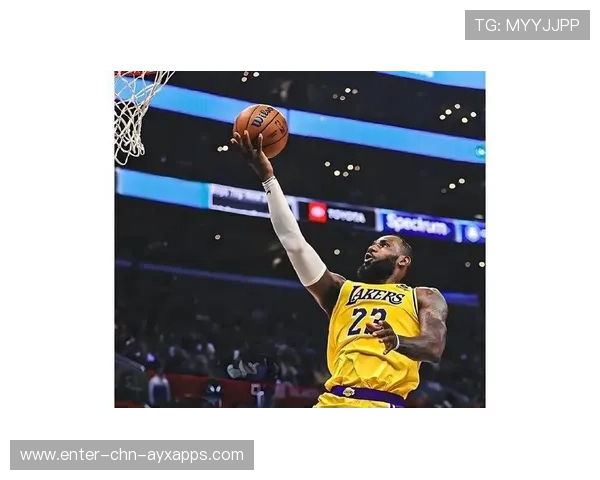 詹姆斯再显老将风采，关键球命中率惊人